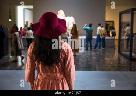 ABU DHABI, EMIRATOS ÁRABES UNIDOS - Enero 26, 2018: mujeres turistas visitando el Louvre en Abu Dhabi, Emiratos Arabes Unidos Foto de stock
