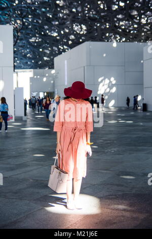 ABU DHABI, EMIRATOS ÁRABES UNIDOS - Enero 26, 2018: mujeres turistas visitando el museo del Louvre en Abu Dhabi. Louvre es un nuevo museo en Emiratos Arabes Unidos Foto de stock