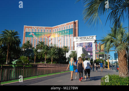 Los peatones caminando en el bulevar de Las Vegas (The Strip) hacia el Mirage y el Treasure Island hoteles. Foto de stock