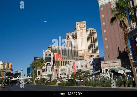 Avión despegando en Las Vegas. Palazzo y hoteles venecianos en el lado derecho. Foto de stock