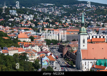 Eslovaquia, Bratislava, ciudad capital del paisaje urbano con la Catedral de San Martín Foto de stock