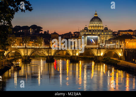 Ciudad del Vaticano y San Angelo puente al anochecer, Italia