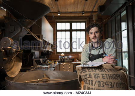 Retrato masculino confiado COFFEE ROASTER tostar café