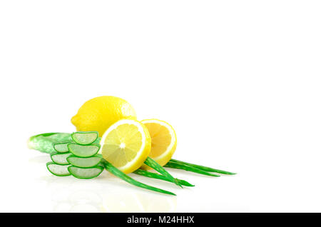 Gel de Aloe Vera y jugo de limón para cleanner natural de la piel. Receta  naturales de aloe vera y limón para su uso en los productos de spa  Fotografía de stock - Alamy