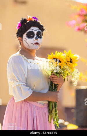 CADEREYTA, México - Octubre 27 chica mexicana con catrina Catrina vestido y  maquillaje celebración girasoles Fotografía de stock - Alamy