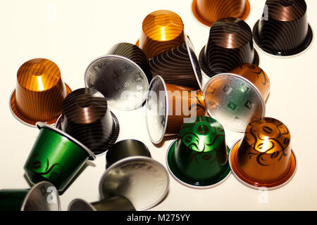 Varios nuevos 'Edición limitada' colorido café Nespresso cápsulas pods/  sobre fondo blanco Fotografía de stock - Alamy