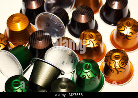 https://l450v.alamy.com/450ves/m27658/varios-nuevos-edicion-limitada-colorido-cafe-nespresso-capsulas-pods-sobre-fondo-blanco-m27658.jpg