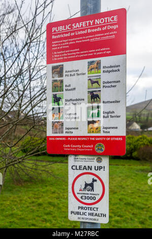 Restringidos/Listados perro firmar en Skibbereen, Condado de Cork, Irlanda. Foto de stock