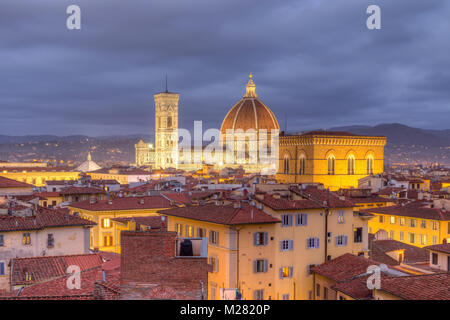 Vistas de Florencia duomo con la Catedral de Santa Maria del Fiore y la Iglesia Orsanmichele al anochecer, Florencia, Toscana, Italia