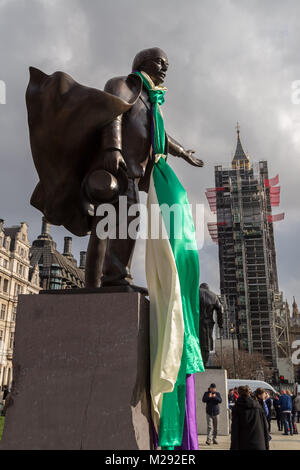 Londres, Reino Unido. 6 Feb, 2018. Un movimiento Suffragette banner es atada alrededor del cuello de la estatua de David Lloyd George en la Plaza del Parlamento. Es 100 años desde la Ley de Representación del Pueblo se aprobó la concesión de algunas mujeres a lo largo de los 30 en el Reino Unido el derecho a votar por primera vez, pero David Lloyd George fue el Ministro de Hacienda que, en su momento, se opuso a las mujeres obtener el voto. Crédito: Guy Corbishley/Alamy Live News Foto de stock
