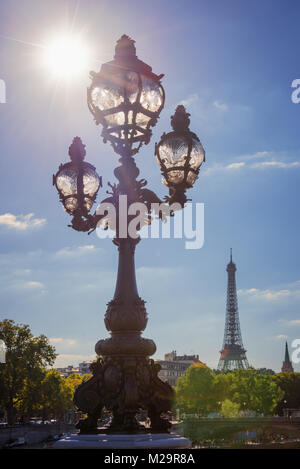 Farol de la calle sobre el puente Alexandre III contra la Torre Eiffel en París, Francia Foto de stock