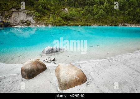 Banco Río Aguas Blancas en el Valle de la Luna Azul, uno de los principales destinos turísticos de China. Foto de stock