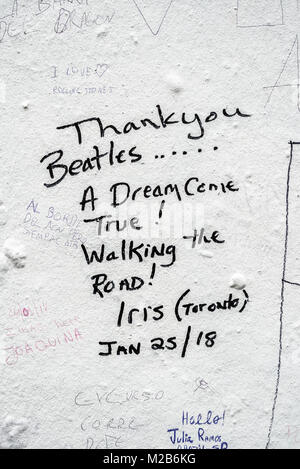Mensajes a los Beatles escritas en la pared por aficionados fuera de Abbey Road Studios, Londres, Reino Unido.