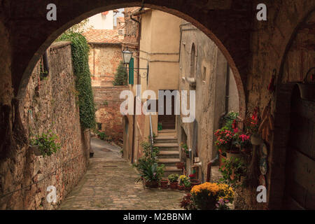 Calle trasera en Cetona, Toscana, Italia Foto de stock