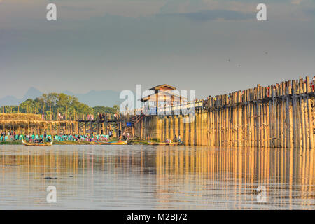 Amarapura: U-Bein Puente puente de teca, el lago Taungthaman, barcos , región de Mandalay, Myanmar (Birmania) Foto de stock