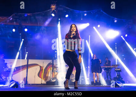 Lena Meyer-Landrut ( Deutsche Sängerin und Songwriterin ) beim Fest zum Tag der Deutschen Einheit auf der Bühne am Brandenburger Tor en Berlín.
