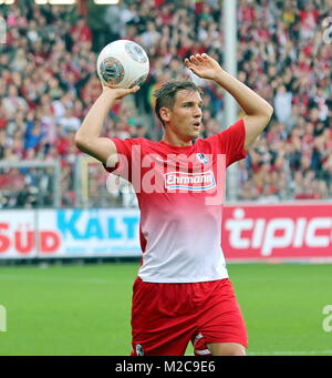 Oliver Sorg vom beim Einwurf Freiburg - Fußball-Bundesliga: 4. Spieltag, Freiburg vs FC Bayern München. Foto de stock