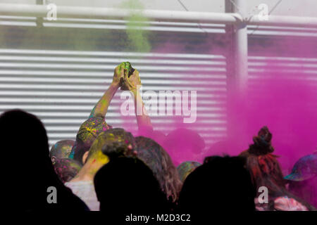Este festival de Holi festival de colores con Niños divirtiéndose con polvos de colores Foto de stock