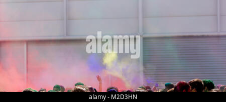 Este festival de Holi festival de colores con Niños divirtiéndose con polvos de colores Foto de stock