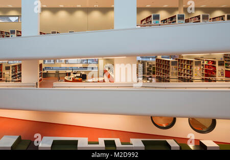 En Krefeld, Medioteca, Bücherei, 2008 vom Architekturbüro HPP erbaut, Innenarchitektur von UKW, Jochen Usinger und Martin Klein-Wiehle Foto de stock