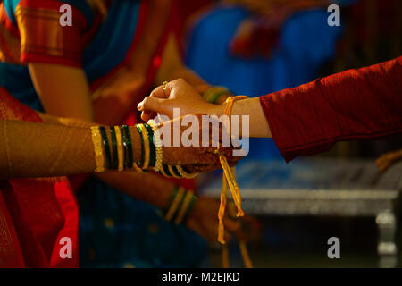 Una Boda Hindu En La India Atar El Nudo Fotografia De Stock Alamy