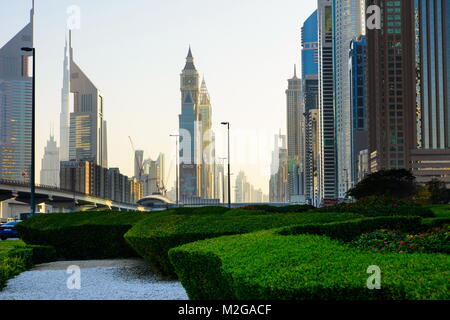 DUBAI, EMIRATOS ÁRABES UNIDOS - Febrero 5, 2018: el centro de Dubai vista desde la pasarela peatonal en el centro de Dubai rascacielos al atardecer