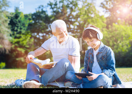 Abuelo alegre gasto con su nieto de fin de semana al aire libre Foto de stock