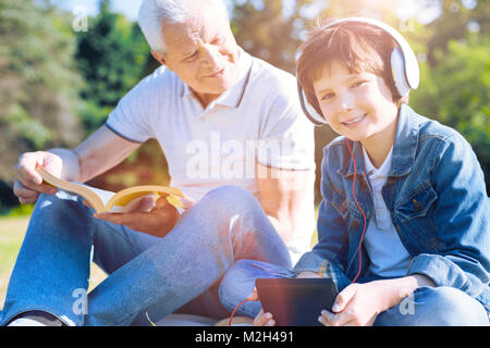 Transmitir joven pasando día con su amoroso abuelo Foto de stock