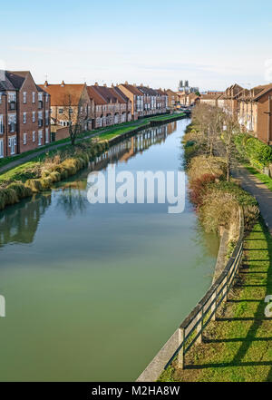 Ver a lo largo del canal flanqueado por casas de la ciudad y la antigua catedral en un brillante mañana tranquila en Beverley, Yorkshire, Reino Unido. Foto de stock