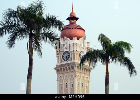 Kuala Lumpur, Malasia - Noviembre 2, 2014: el reloj de los 40 metros de altura de la torre del palacio del Sultán Abdul Samad closeup Foto de stock