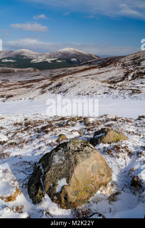 A la vista de las colinas, Creagan Craiggowrie Gorm y Meall a' Bhuachaille visto desde las laderas del Monte de Cairngorm, en el Parque Nacional de Cairngorms, Scotl Foto de stock