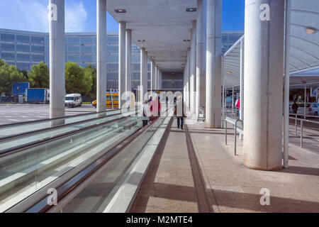 PALMA DE MALLORCA, España el 4 de noviembre de 2013: el aeropuerto de Palma de afuera en la pasarela para autobuses y garaje en un soleado día de noviembre 4, 2013 en P