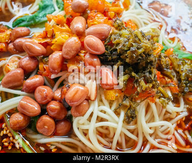 Sopa de fideos picantes con verduras, hierbas, maní y cilantro, popular en la provincia de Yunnan, profundidad de campo, China.