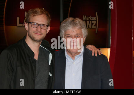 rolf zuckowski musiker komponist produzent mit sohn alexander ali zuckowski komponist von aufzeichnung produzent markus lanz stahltwietem im studio hamburg 20 05 2014 fotografia de stock alamy