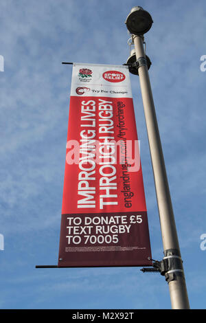 Rugby para intentar cambiar de temática deportiva anuncios de banner de socorro fuera de Twickenham Stadium, hogar de los ingleses Rugby Football Union (RFU) Foto de stock