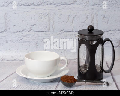 Un blanco de la taza de café con una cafetera y una medida de café molido  Fotografía de stock - Alamy