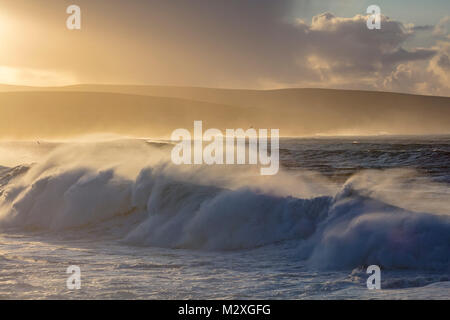 Tormenta atlántica olas rompiendo cerca de Ballycastle, en el condado de Mayo, Irlanda.