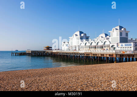 Inglaterra, Hampshire, Portsmouth Southsea playa y muelle Foto de stock