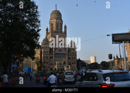 Delante del edificio de la corporación municipal de Mumbai el tráfico pesado. Foto de stock