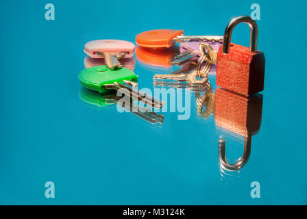Patria después de esto Artesano Las cadenas con candados y llaves Fotografía de stock - Alamy