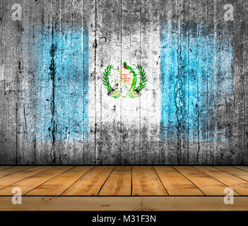 Guatemala bandera pintada en textura de fondo gris hormigón con piso de madera Foto de stock