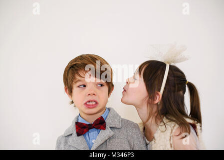 Retrato de una niña tratando de besar a un chico Foto de stock