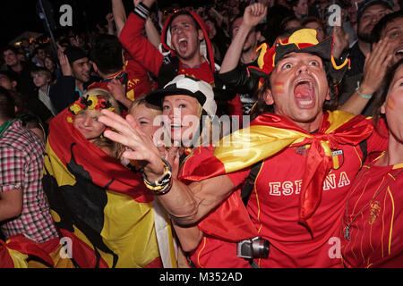 Laut jubelnde Fußballfans beim Sieg von Spanien gegen Italien an der Fanmeile zur Europameisterschaft 2012 am Brandenburger Tor en Berlín.