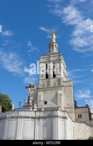 Una estatua dorada de la Virgen María en la cima de la iglesia en el Palais des Papes en Avignon. Estatuas de Cristo en la cruz, ángeles y María está en el paseo marítimo Foto de stock