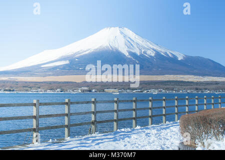 Hermosas vistas del paisaje de montaña Fuji o mt.Fuji cubierto de nieve blanca en invierno estacional en el lago Yamanaka, Japón. Foto de stock