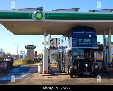 Edimburgo, Escocia, Reino Unido - 09 de febrero de 2018: Una fotografía del Edinburgh Ghost tour en autobús por el reabastecimiento de combustible en una gasolinera BP.