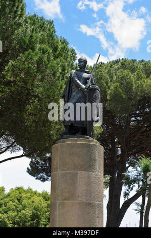 Estatua del rey Alfonso Henriques en el patio del castillo de São Jorge, en Lisboa, Portugal Foto de stock