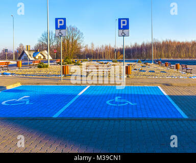 Señal de discapacitados, detalle de una señal en un soporte de estacionamiento Foto de stock