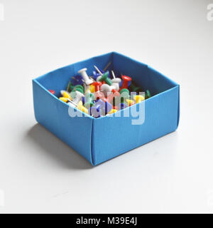 Papelería cajas llenas con bandas elásticas, clips, grapas y pasadores Foto de stock