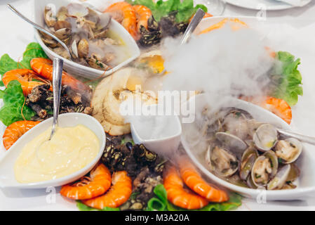 La comida de mar en Os Lusiadas restaurante en la ciudad de Matosinhos en el norte del distrito de Porto de Portugal